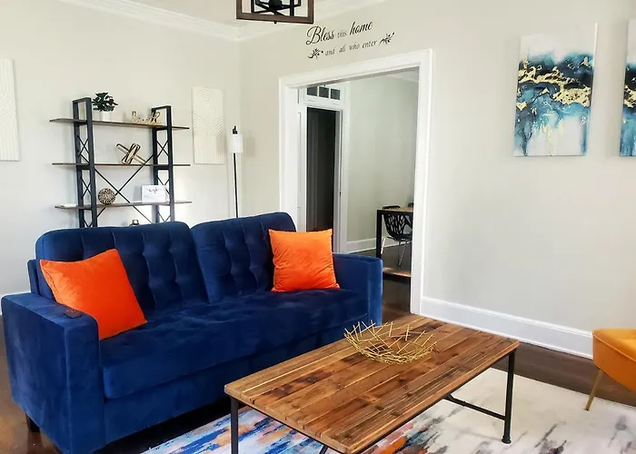 Spacious Centrally Located 3 Bed 2 Bath - Sleeps 8