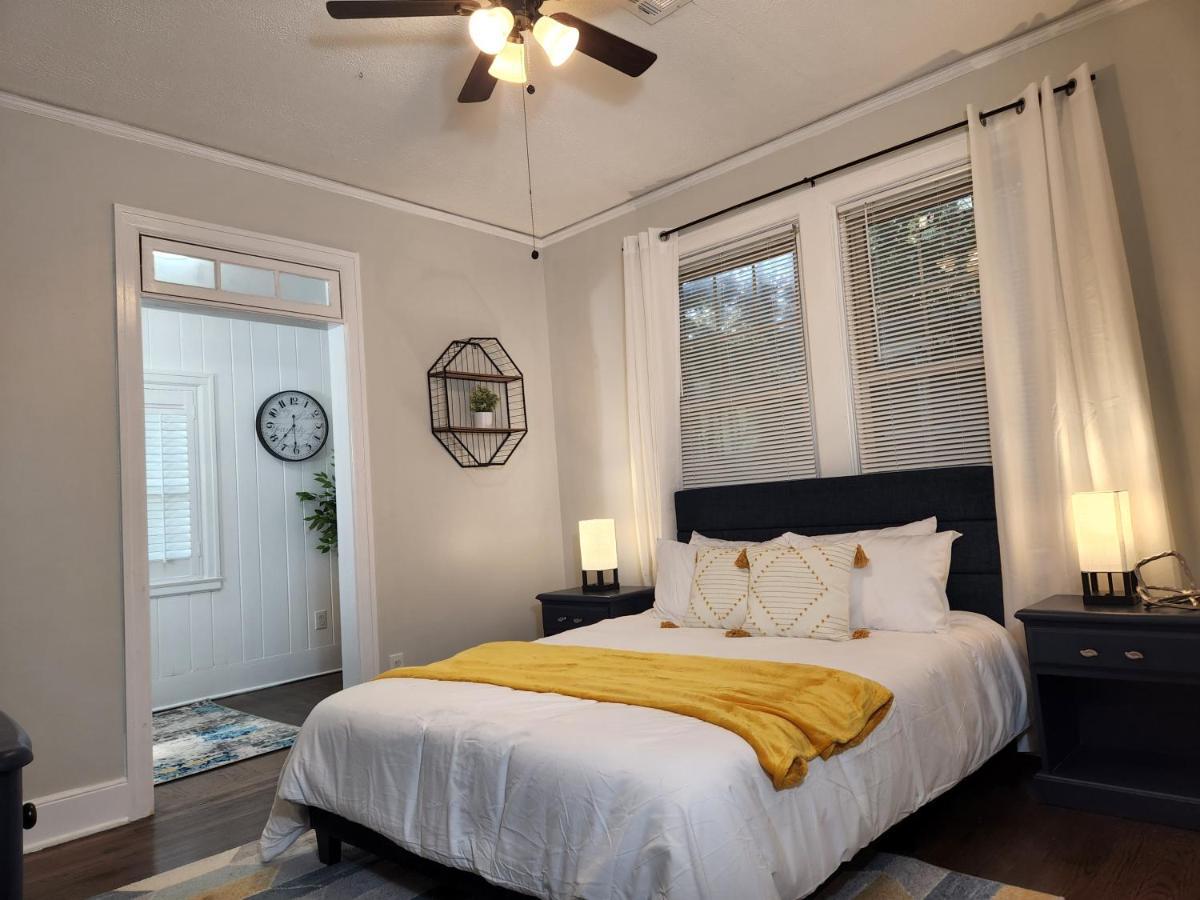 Spacious Centrally Located 3 Bed 2 Bath - Sleeps 8 *
