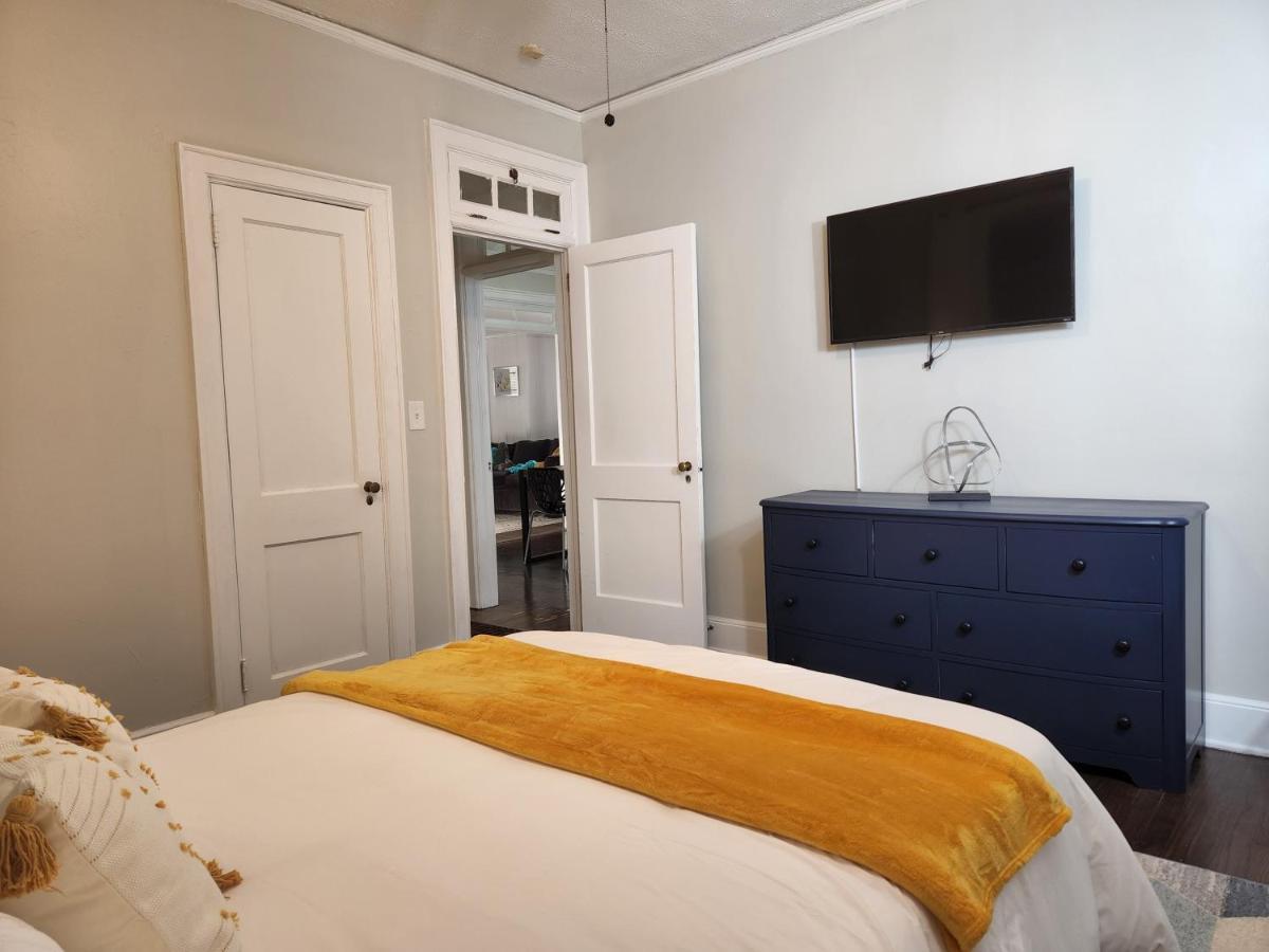 Spacious Centrally Located 3 Bed 2 Bath - Sleeps 8 *