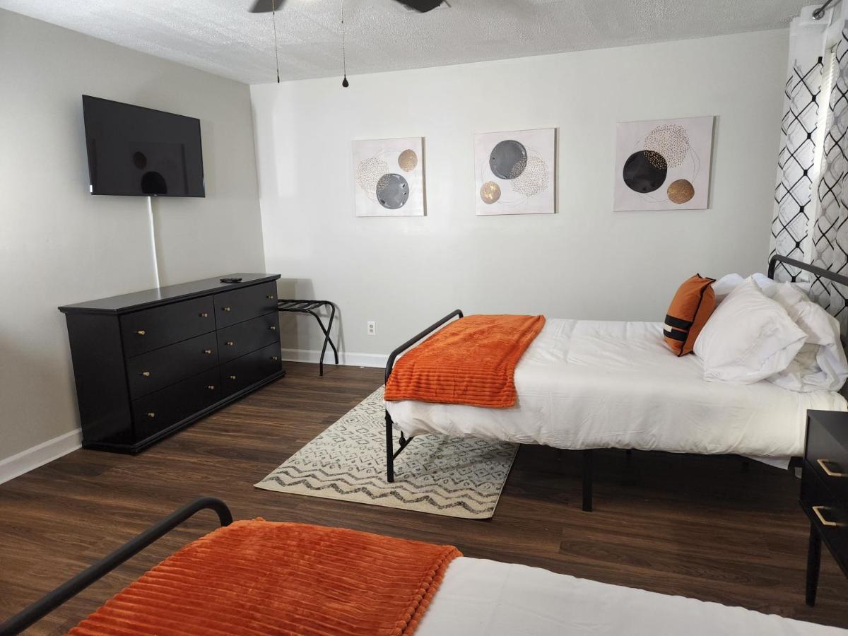 Spacious Centrally Located 3 Bed 2 Bath - Sleeps 8 *