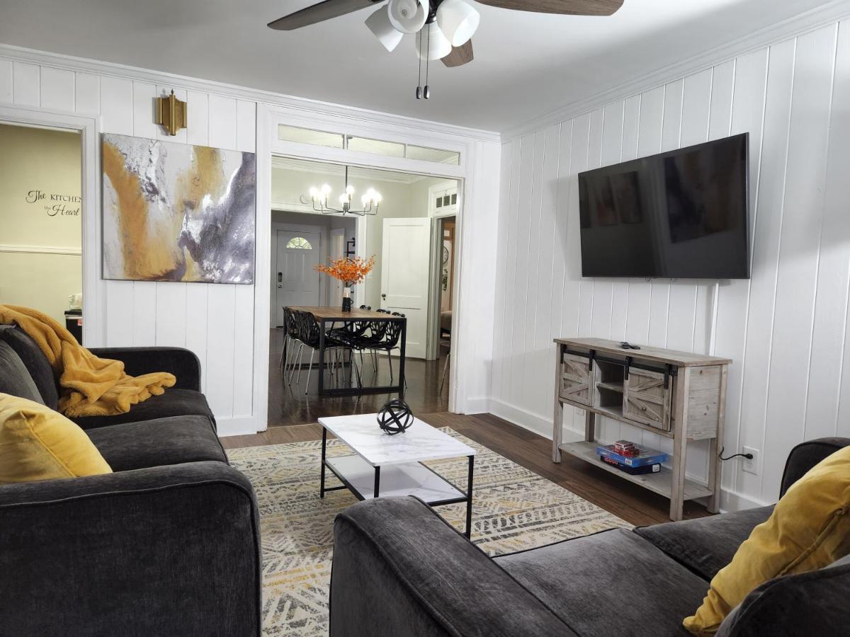 Spacious Centrally Located 3 Bed 2 Bath - Sleeps 8 Hébergement de vacances Montgomery